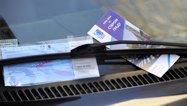 Црвено светло за љубичасту“ паркинг зону